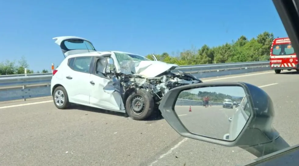 Colisão rodoviária entre seis viaturas provoca quatro feridos na A4